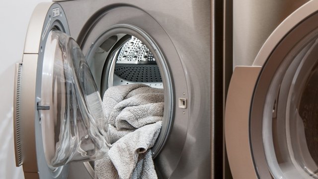 Прането на дрехите в пералнята може да изглежда лесно но