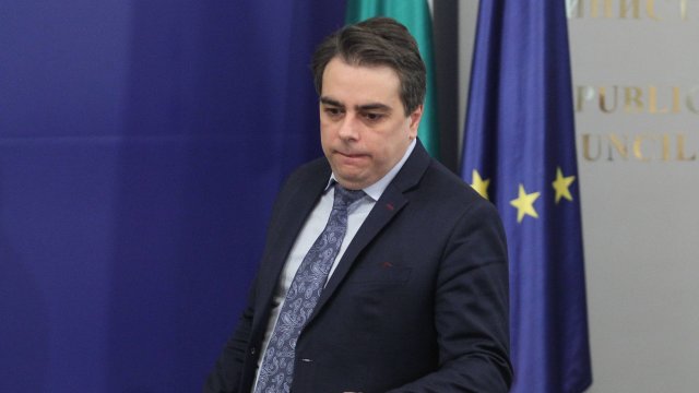 Правителството обмисля намаляване на акциза на определени горива от 20