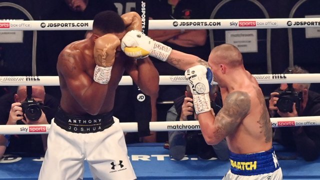 Украинецът Олександър Усик успя да защити титлите си в мегабслъсъка