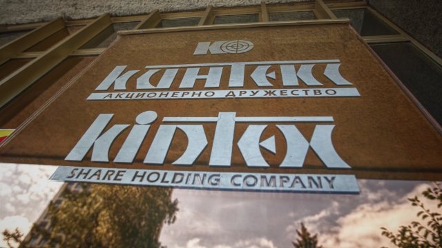 Няколко часа служители на ДАНС претърсваха централата на оръжейното предприятие