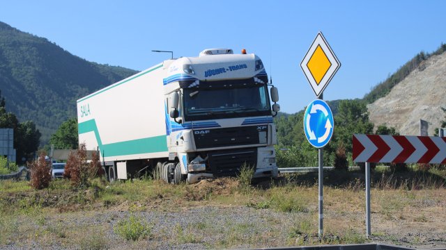 ТИР катастрофира тази нощ на АМ Тракия близо до пътен