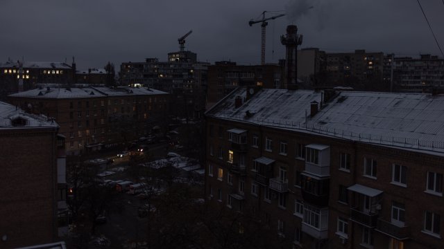 Голяма част от Украйна все още е на тъмно заради