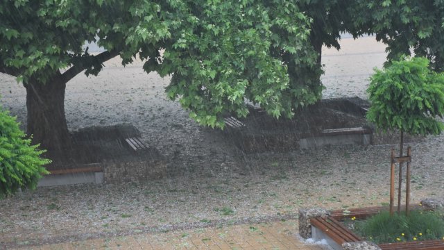 Силна буря се разрази късно снощи в Сандански и нанесе