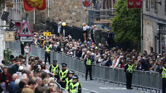 Шотландската полиция съобщи че е извършила три ареста в Единбург