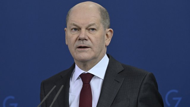 Германският канцлер Олаф Шолц заяви че спира проекта за газопровод