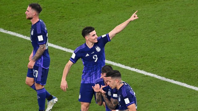 Аржентина смачка Полша и се класира за 1 8 финала на световното