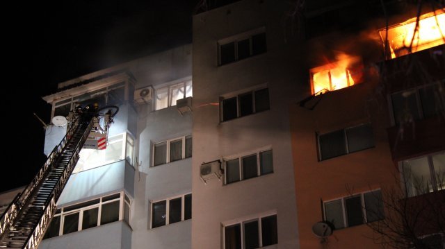 Жертвите от пожара в Благоевград са 2 мъж на