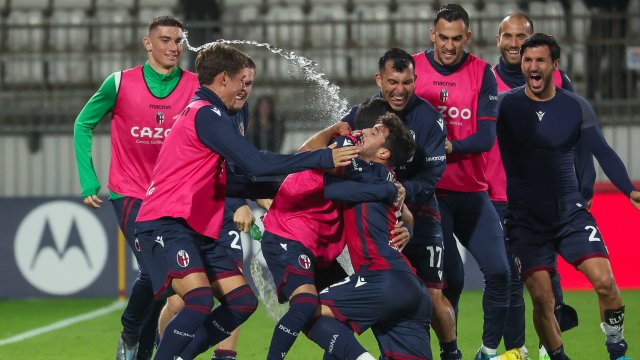 Българският национал Валентин Антов изгледа от пейката загубата у дома