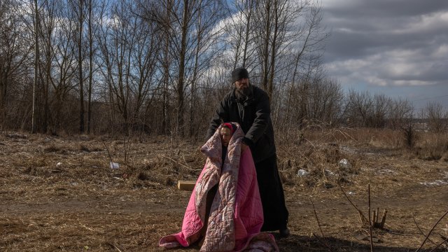 След продължили седмици боеве няколко десетки жители на Ирпен западно