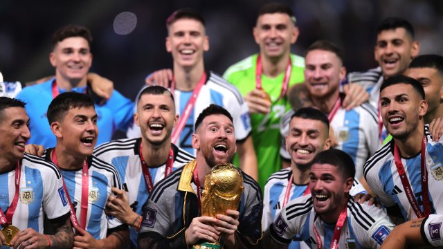 Бразилската футболна легенда Пеле заяви че Лионел Меси заслужава да