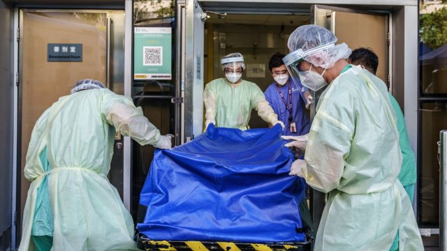 Смъртните случаи от Ковид 19 в света през 2020 2021 г се