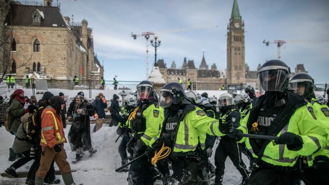 Канадската полиция използва вчера лютив спрей и зашеметяващи гранати и