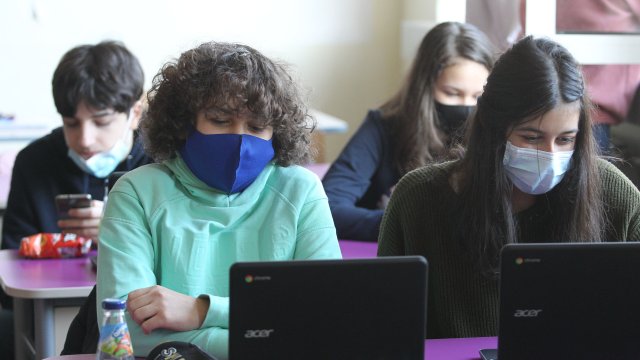 38 на сто от учениците се обучават онлайн през тази