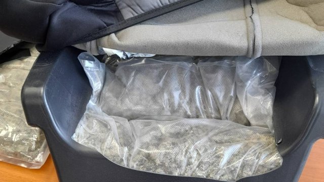 Митническите служители откриха 14 5 кг марихуана при проверки на два