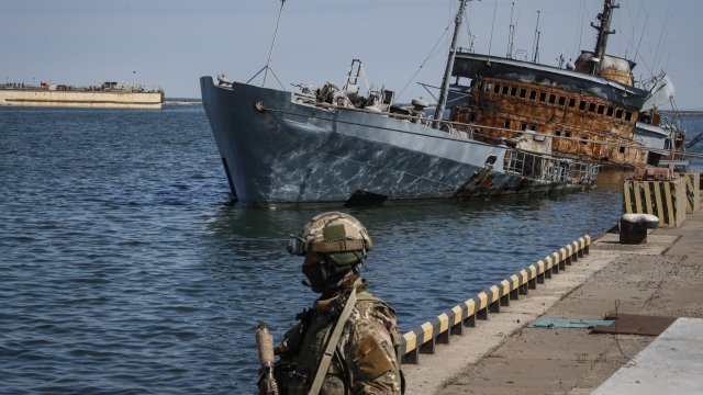 Сапьори са завършили разминирането на пристанището в окупирания украински град