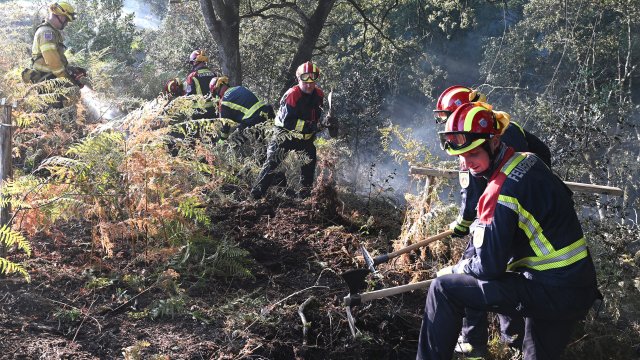 Френските пожарникари успяха да спрат разпространението на огромния пожар в
