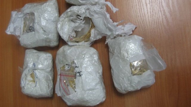 Близо килограм и половина златни изделия задържаха митнически служители от