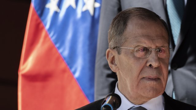 Руският външен министър Сергей Лавров е бил откаран в болница