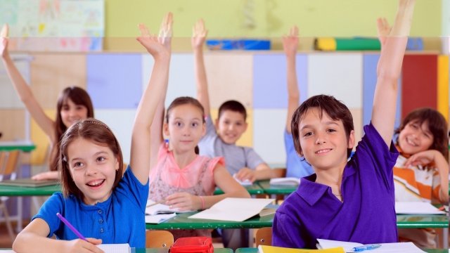 От МОН предлагат учениците да учат с две седмици повече
