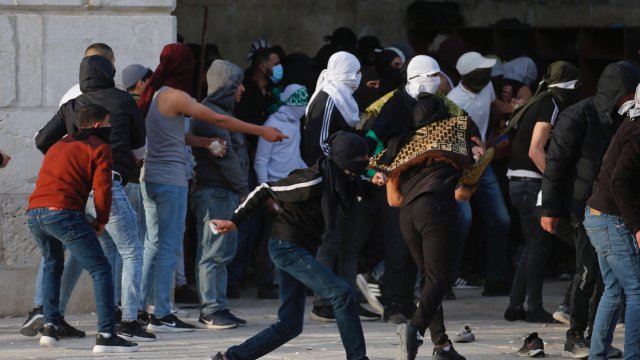 Нови сблъсъци между израелски полицаи и палестински демонстранти избухнаха на
