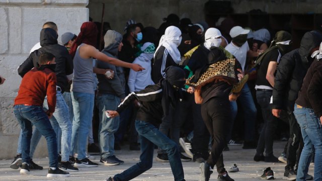 Нови сблъсъци между израелски полицаи и палестински демонстранти избухнаха на