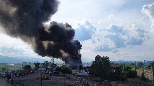 Гори открита площадка за метални отпадъци на изхода от Пазарджик