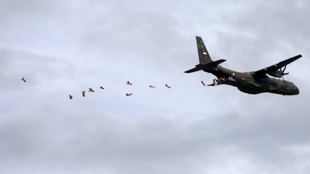 Ирански военен самолет се е разбил в жилищен квартал на