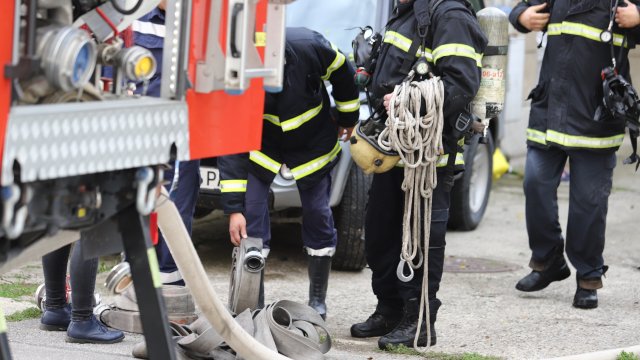 Огнеборци гасят пожар във варненския квартал Владислав Варненчик Районът е