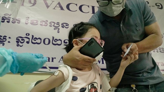 Университетите средните и начални училища напредват във ваксинацията като 95