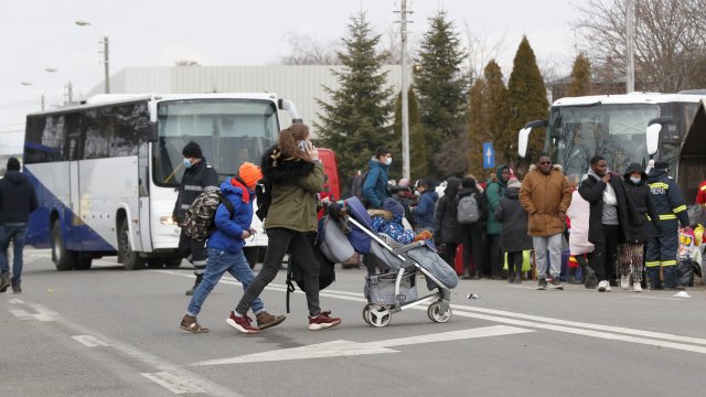 Повече от 370 хил. души вече са напуснали Украйна. 10