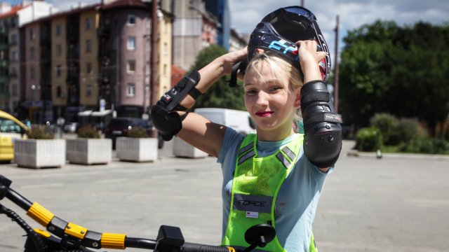 Популярната с екстремното каране на тротинетка Емили е претърпяла инцидент