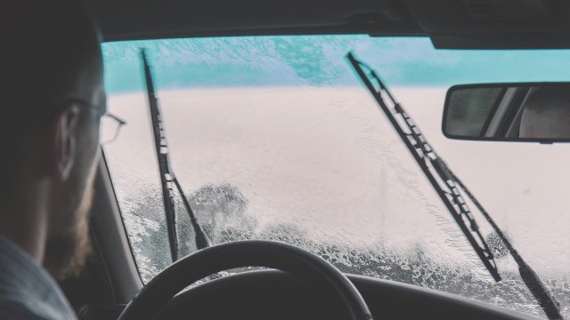 Предното стъкло на автомобила изисква постоянно внимание тъй като мръсотия