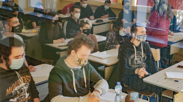 Срочните оценки да се оформят присъствено това разпореди министърът