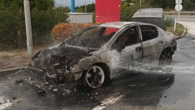 Автомобил се подпали и изгоря на бензиностанция на магистрала Тракия в