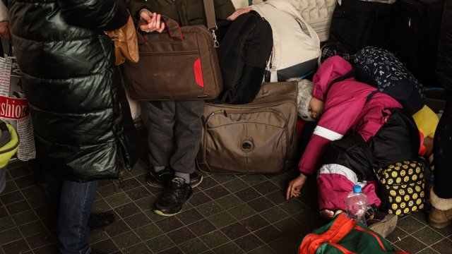 Половин милион деца са напуснали домовете си в Украйна за