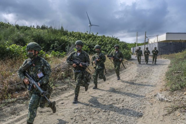 Китай каза че провежда днес военно учение до своето крайбрежие