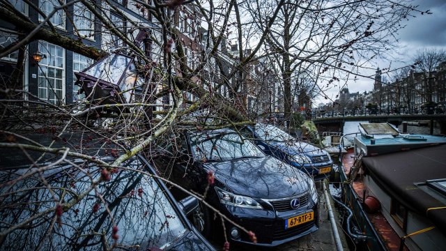 Бурята Юнис взе 13 жертви в Северозападна Европа Нанесени са