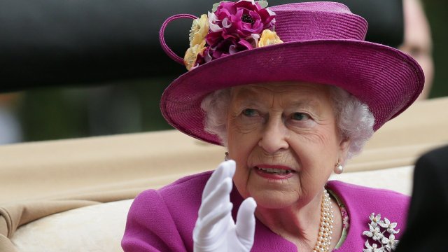 Елизабет II няма да бъде погребана с някои известни бижута