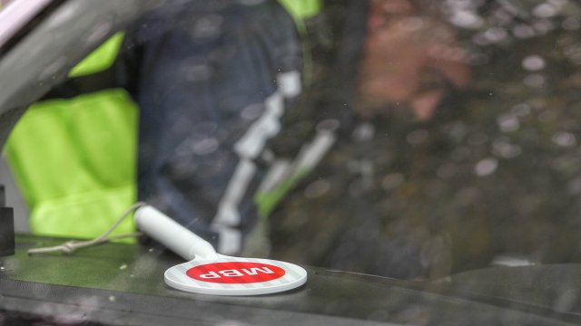 Жена на 77 години и дете са били блъснати след