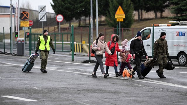 Десетки цивилни днес се качиха в обсадения украински град Мариупол