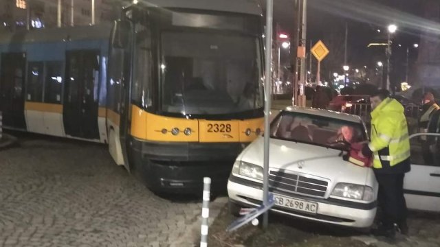 Трамвай дерайлира в София след катастрофа При инцидент тази вечер