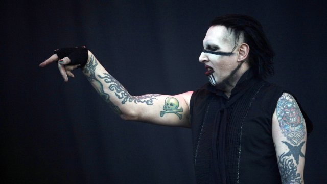 Не стихват обвиненията срещу ексцентричния изпълнител от страна на много