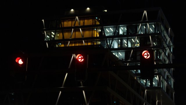 Европейците вземат по студени душове офисите намаляват термостатите а магазините приглушават