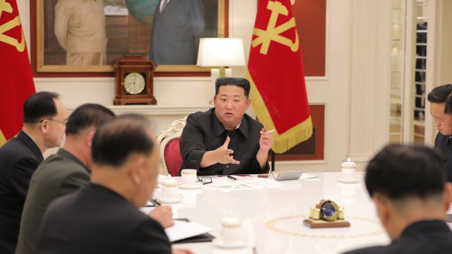 Севернокорейският лидер Ким Чен Ун и най близките хора от