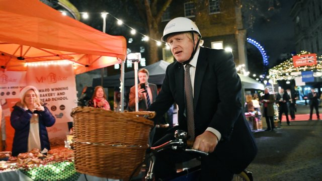 Затяга се примката около британския премиер Борис Джонсън Скотланд ярд