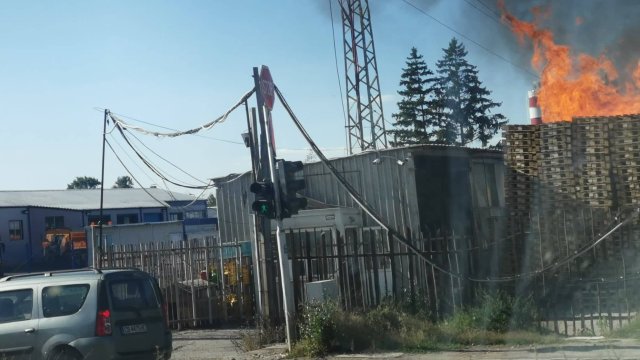 Пожар гори на метри от бензиностанция преди Долни Богров На място
