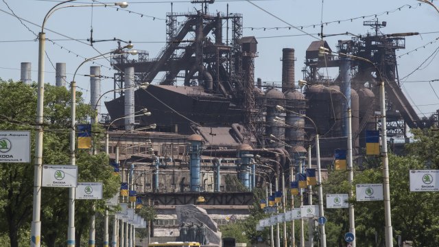 Всички жени деца и възрастни хора са евакуирани от стоманодобивния