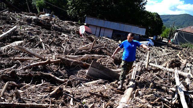 Ситуацията остава тежка в трите най засегнати села от наводненията в