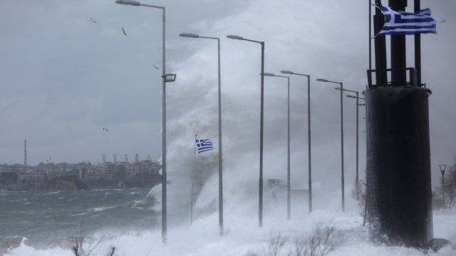 Мощни ветрове достигащи скорост от 9 а степен по скалата на