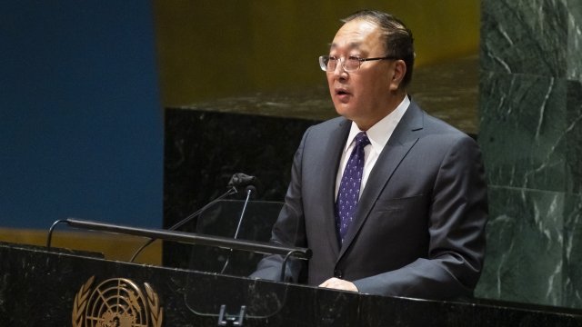 Външният министър на Китай Уан И председателства третата среща на